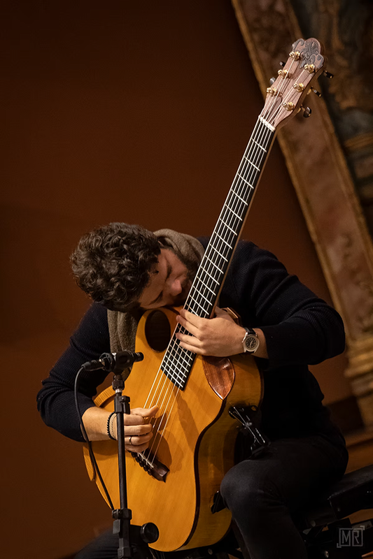 Filipe Moreno beugt sich beim Solospiel über den Hals seines sechssaitigen Basses.